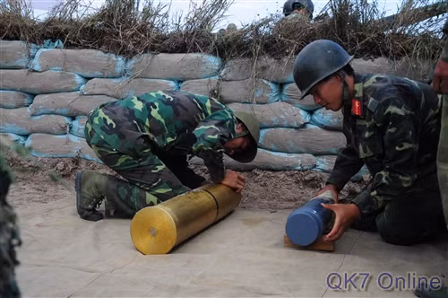 Chiến sĩ Lữ đoàn Pháo binh 75 kiểm tra đạn trước diễn tập.
