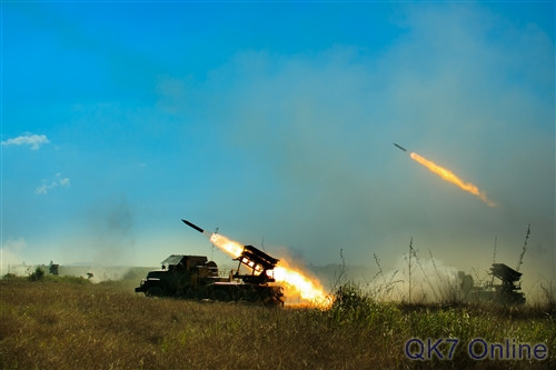 Pháo BM-14 khai hỏa chế áp mục tiêu.