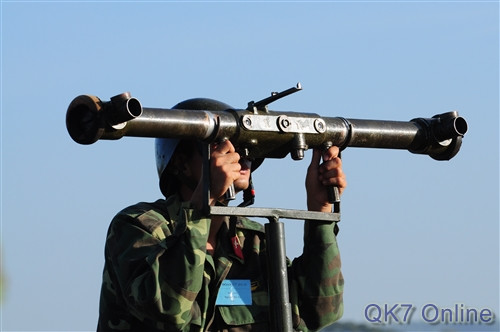 Các chiến sĩ phòng không quan sát theo dõi mục tiêu.