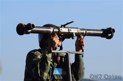 Các chiến sĩ phòng không quan sát theo dõi mục tiêu.