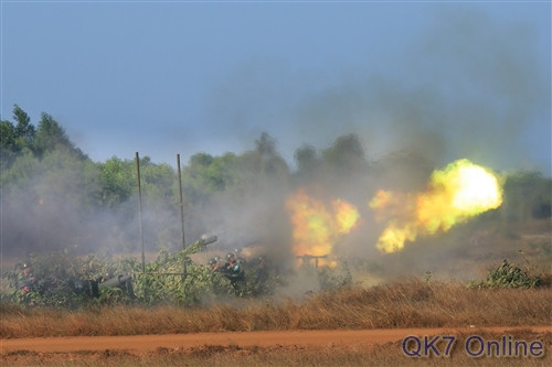 Pháo Phòng không 57mm nổ súng tiêu diệt mục tiêu trên không.