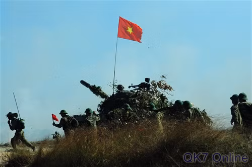 Bộ binh xung phong đánh chiếm các mục tiêu.