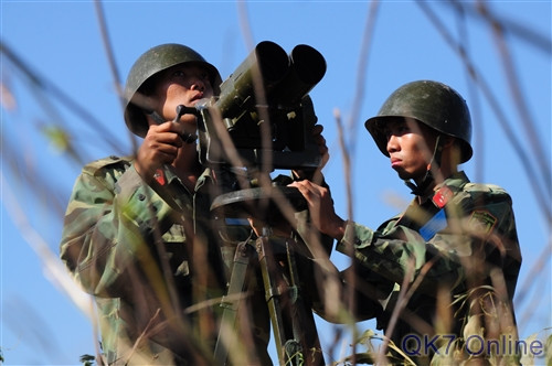 Các chiến sĩ phòng không quan sát theo dõi mục tiêu.