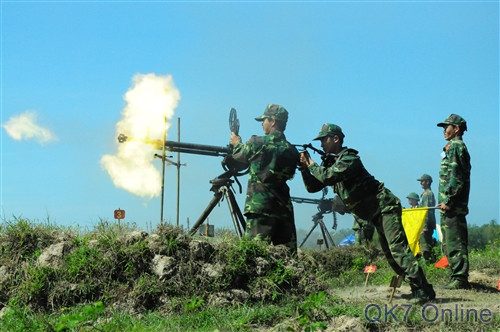 Khẩu đội súng máy phòng không 12,7mm thực hành đánh địch bảo vệ bộ binh.