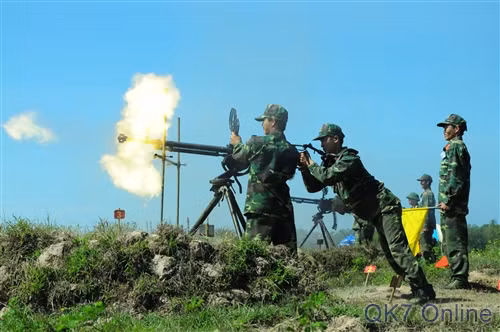 Khẩu đội súng máy phòng không 12,7mm thực hành đánh địch bảo vệ bộ binh.