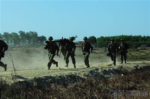 Khẩu đội SPG-9 xung phong chiếm lĩnh trận địa.