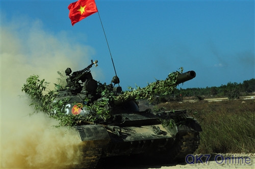 Xe tăng Lữ đoàn Tăng – Thiết giáp 26 vượt cửa mở