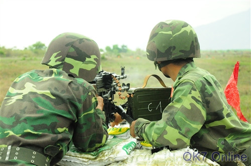 Khẩu đội đại liên PKMS nổ súng tiêu diệt địch.