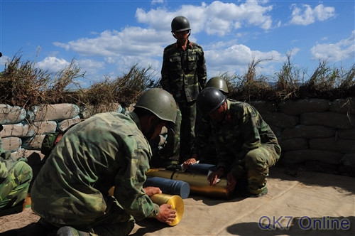 Chiến sĩ Lữ đoàn Pháo binh 75 kiểm tra đạn trước diễn tập.