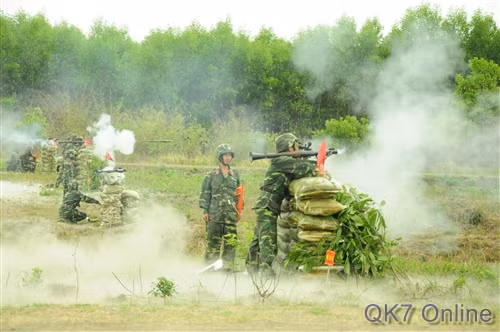 B41 khai hỏa chế áp các mục tiêu.