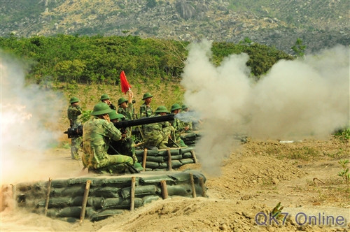 Các khẩu đội SPG-9 nổ súng tiêu diệt lô cốt địch.