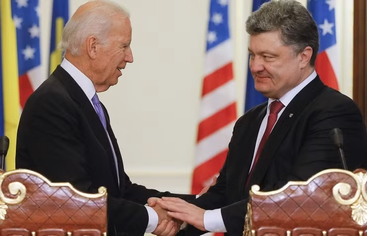Phó Tổng thống Mỹ Biden (trái) bắt tay Tổng thống Poroshenko trong một sự kiện chính thức.