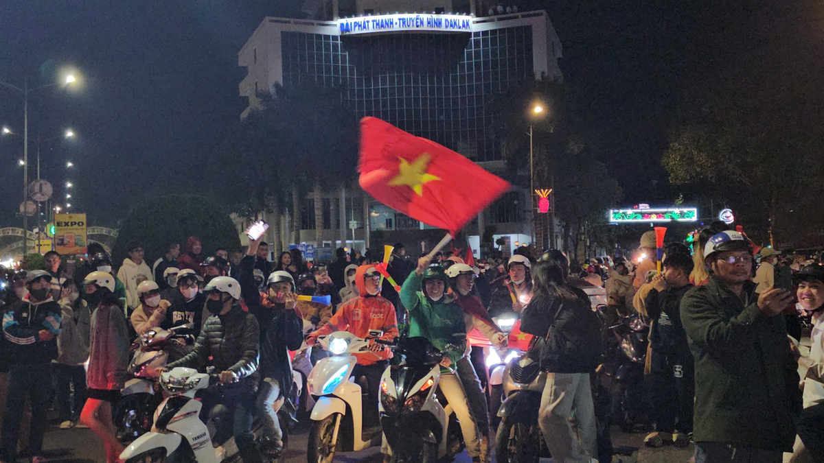 Anh lái xe công nghệ phất cờ mừng chiến thắng 