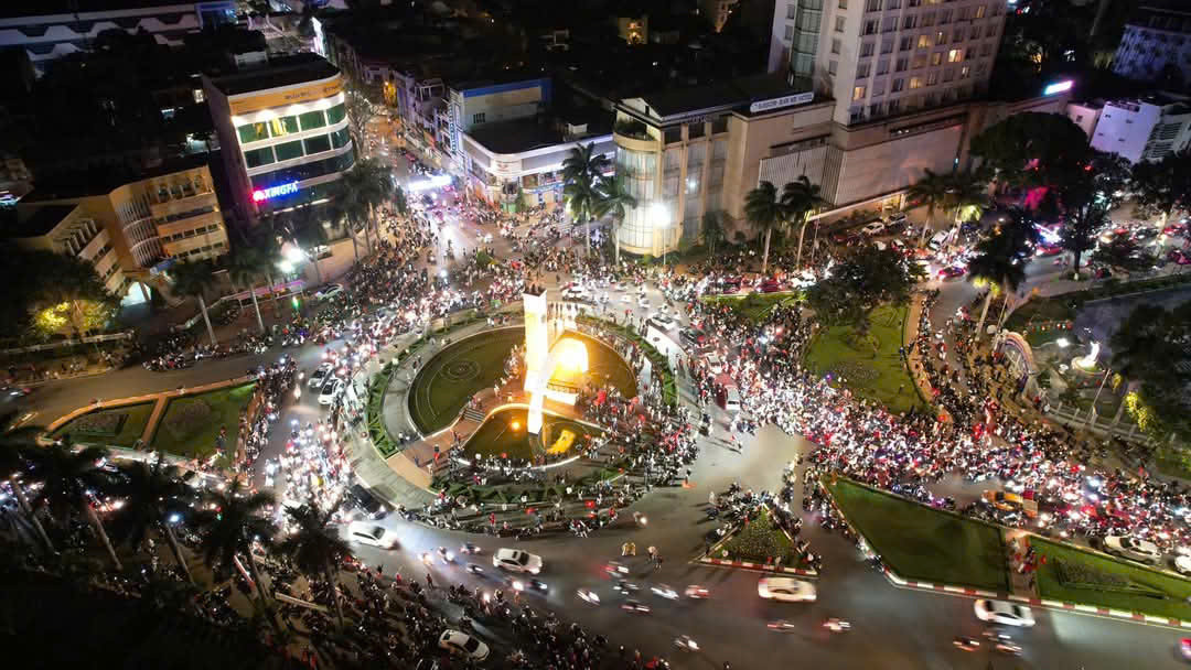 Biển người đổ về ngã 6 Buôn Ma Thuột mừng chiến thắng ĐT Việt Nam