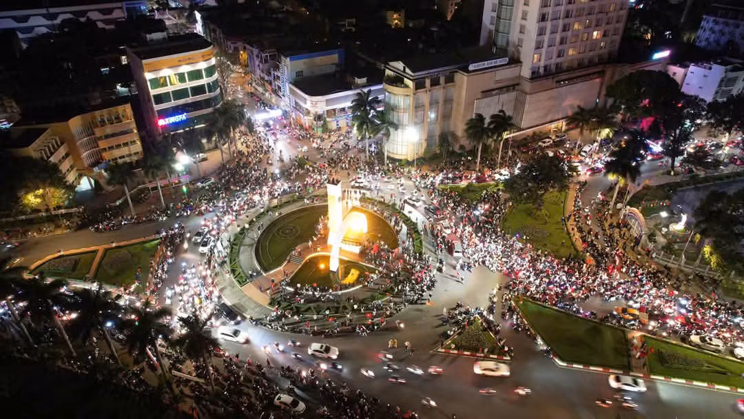 Biển người đổ về ngã 6 Buôn Ma Thuột mừng chiến thắng ĐT Việt Nam