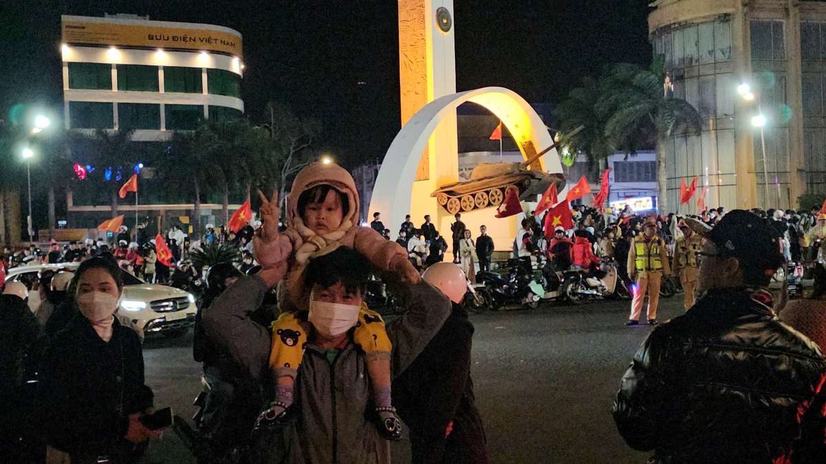 Các cháu nhỏ được bố mẹ chở đi cổ vũ đội tuyển ở ngã 6 TP Buôn Ma Thuột. 