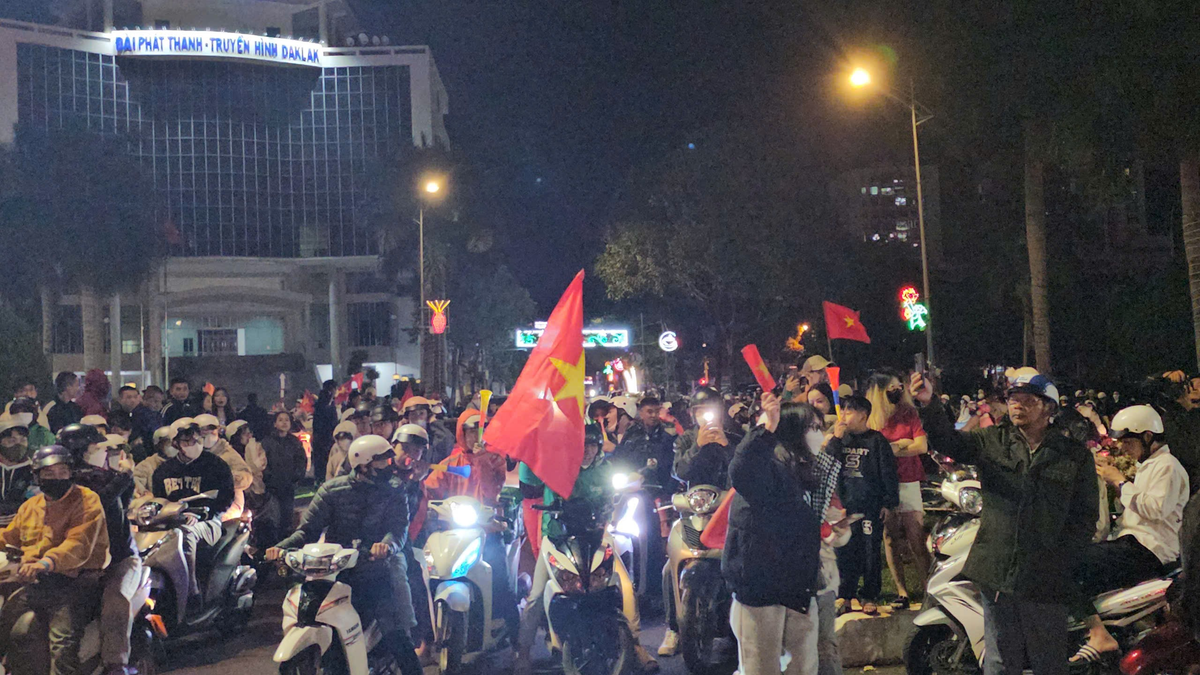 Trung tâm thành phố ăn mừng chiến thắng. Hàng nghìn người đứng tại chỗ reo hò đến gần 0h vẫn chưa hạ nhiệt. 