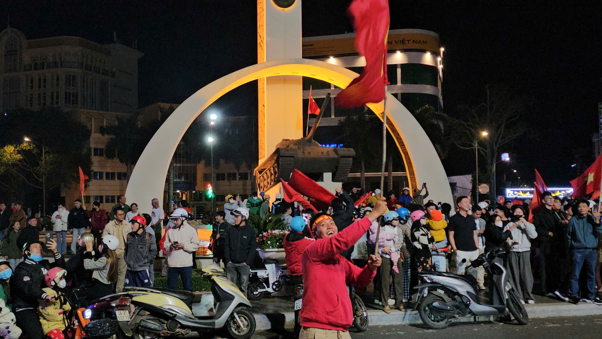 Cổ động viên phất cờ hô vang mừng chiến thắng 