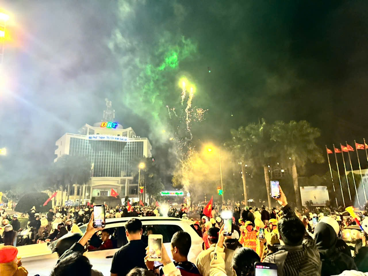 Tại trung tâm thành phố, pháo hoa rực rỡ, sáng cả một vùng trời. 