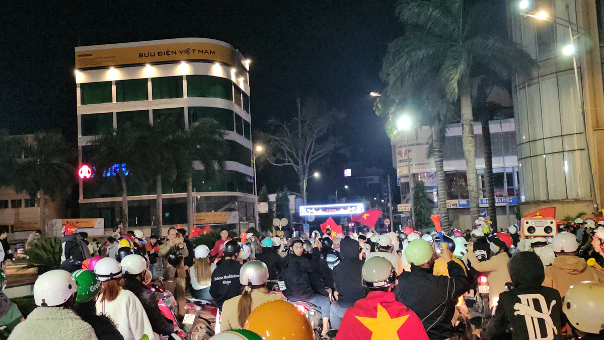 Hàng nghìn người tập trung tại ngã 6 Thành phố mừng chiến thắng đội tuyển. Những người chạy xe ngang đường dừng lại cổ vũ, reo hò trong tiếng kèn, tiếng trống. 