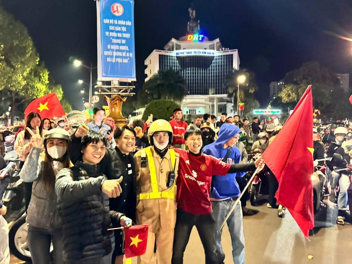 Người dân vui mừng chiến thắng xin chụp hình với CSGT 