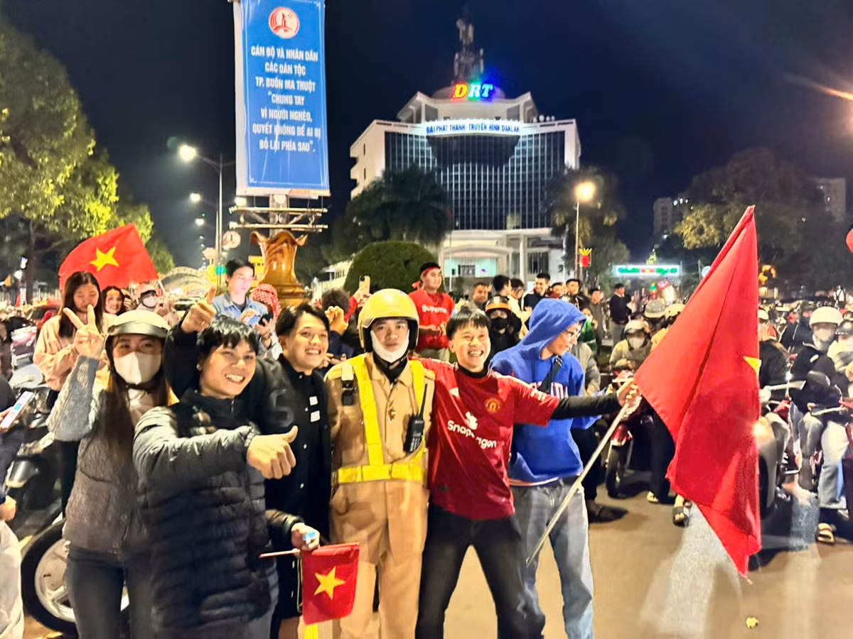 Người dân vui mừng chiến thắng xin chụp hình với CSGT 