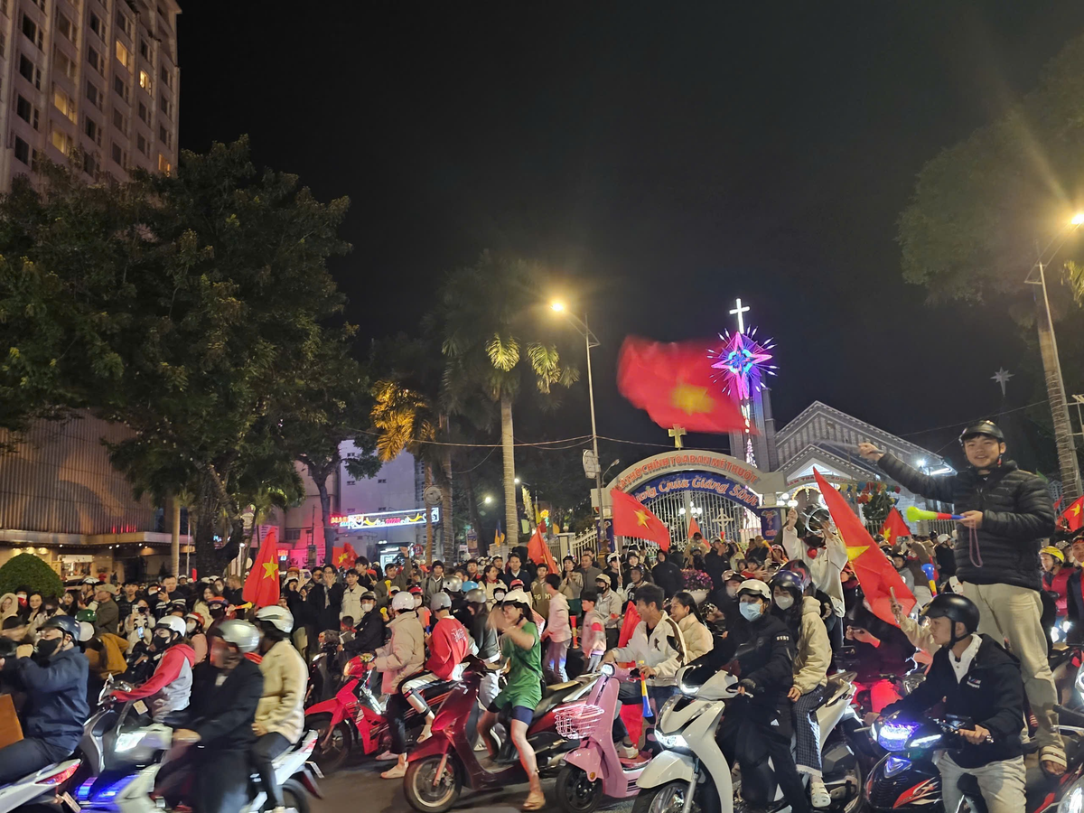 Về khuya, không khí ăn mừng chiến thắng vẫn rộn rã trên địa bàn thành phố. Nhiều cổ động viên bày tỏ có thể họ sẽ có một đêm không ngủ vì phấn khích. 