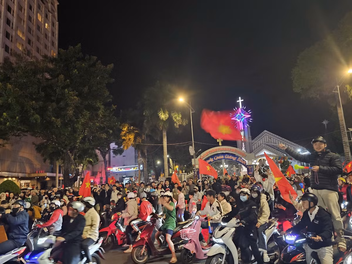 Về khuya, không khí ăn mừng chiến thắng vẫn rộn rã trên địa bàn thành phố. Nhiều cổ động viên bày tỏ có thể họ sẽ có một đêm không ngủ vì phấn khích. 