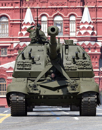 Trong cuộc duyệt binh kỷ niệm ngày Chiến thắng 9/5/2015, Quân đội Nga đã chính thức ra mắt pháo tự hành mới nhất 2S35 Koalitsia-SV cỡ nòng 152 mm. Nguồn ảnh: TASS