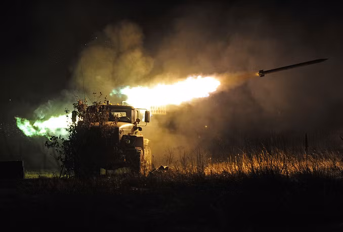 Ngày 19/11 hàng năm lực lượng vũ trang của Nga kỷ niệm Ngày bộ đội tên lửa và pháo binh. Ngày lễ kỷ niệm đã được ấn định để đánh dấu chiến thắng của pháo binh Hồng quân Liên Xô trong trận phản công ở Stalingrad vào năm 1942. Với những gì xảy ra trong lịch sử, trong số các binh chủng, bộ đội pháo binh-tên lửa Nga xứng đáng mang tên “Vị thần chiến tranh”. Ảnh: Hệ thống pháo phản lực phóng loạt BM-21 Grad. Nguồn ảnh: TASS