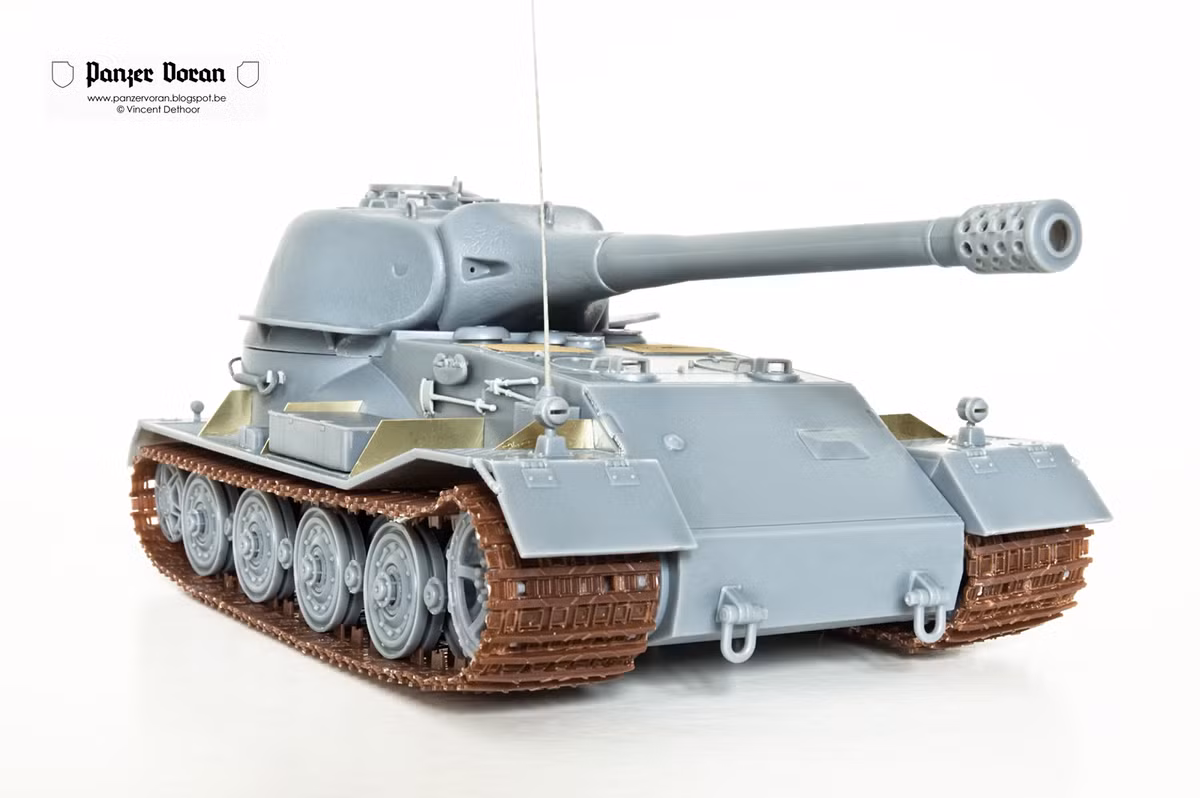 Trong đó, phiên bản tăng hạng nhẹ (leichte) có giáp bảo vệ trước dày 100mm, nặng 76 tấn. Phiên bản hạng nặng (schwere) sẽ có giáp mặt trước 120mm và nặng 90 tấn. Nguồn ảnh: Startpagina