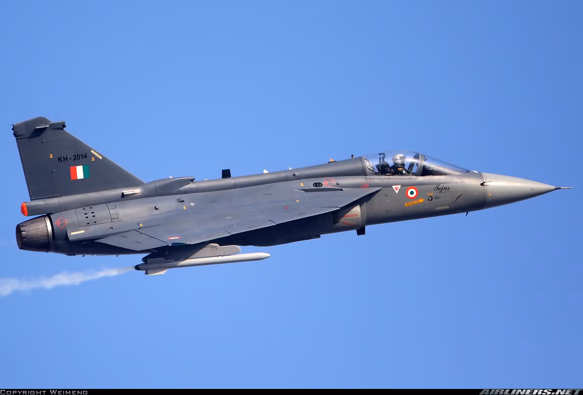 Tuy nhiên, chương trình phát triển Tejas thực sự mà nói là đang tốn quá nhiều thời gian vô ích và có thể khiến nhiều quốc gia muốn mua loại máy bay này chùn bước. Theo đó, cất cánh từ năm 2001, nhưng tới nay chương trình phát triển vẫn chưa chính thức hoàn thiện, chỉ có 17 chiếc được chế tạo thử nghiệm trong không quân, hải quân. Đơn giá một chiếc ước tính 41-45 triệu USD - khá đắt so với các tiêm kích chất lượng cao hơn từ Nga. Nguồn ảnh: Airlines.net