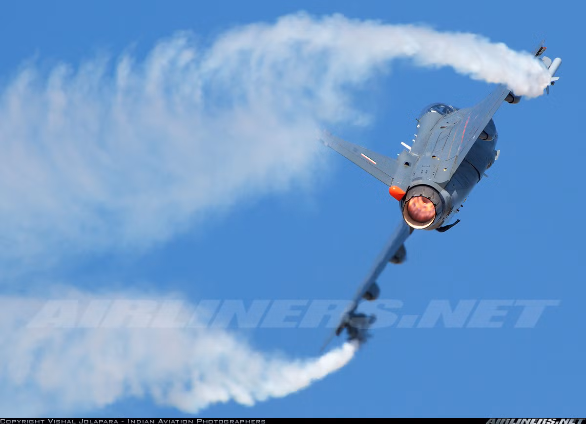 Tejas được trang bị động cơ turbofan F404-GE-IN20 có lực đẩy 89,8kN cho tốc độ bay tối đa 2.205km/h, bán kính tác chiến 500km. Nguồn ảnh: Airlines.net