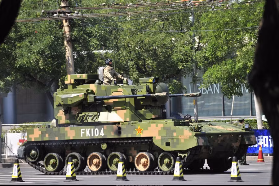 PGZ-07 được trang bị một radar theo dõi ở trước tháp pháo và một radar giám sát ở phía sau tháp pháo. Ngoài ra còn có hệ thống ngắm quang điện gắn trên anten radar theo dõi bao gồm cả camera nhìn ngày/đêm và đo xa laser. Nguồn ảnh: Staiker