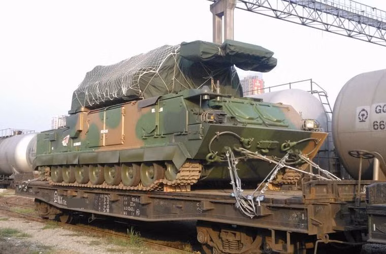 Phiên bản HQ-17 sản xuất tại Trung Quốc được đặt trên khung gầm xe bánh xích nội địa, trang bị hệ thống nhận diện địch - ta (IF), anter radar tìm kiếm, radar quét mạng pha có khả năng kháng nhiễu cao và có thể kết nối trực tiếp với hệ thống chỉ huy chung của Quân đội Trung Quốc. Nguồn ảnh: Sina