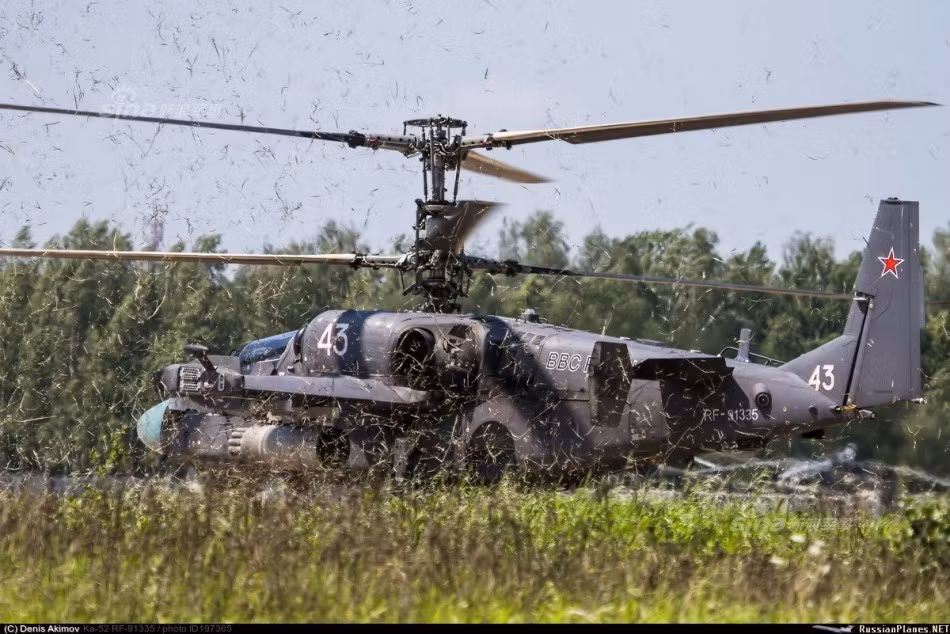 Ka-52 cũng là trực thăng tấn công đầu tiên trên thế giới sử dụng cơ cấu cánh quạt đồng trục – tuy rất phức tạp nhưng đổi lại đem tới cho Ka-52 sự nhỏ gọn hơn dòng trực thăng truyền thống, sự ổn định khi bay và cơ động tuyệt vời. Nguồn ảnh: QQ