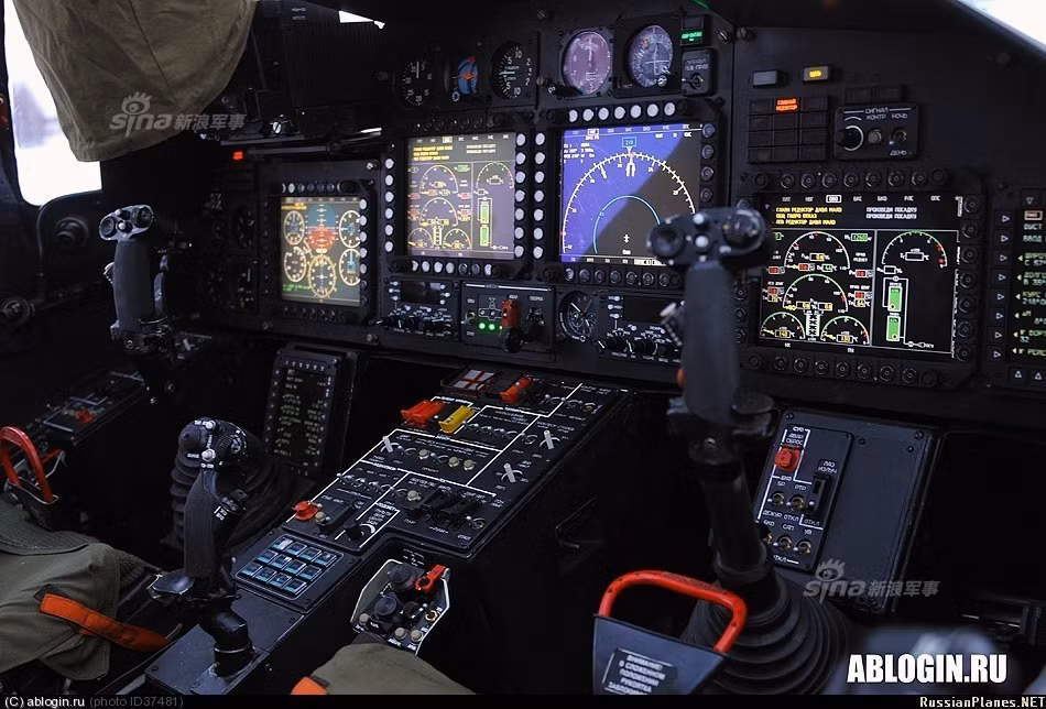 Ka-52 là chiếc trực thăng tấn công đầu tiên mà bố trí người lái theo kiểu hàng ngang thay vì hàng dọc như các dòng trực thăng vũ trang truyền thống mà khởi đầu là từ mẫu AH-1 Cobra của Mỹ. Ảnh: Cận cảnh buồng lái tiện nghi vô cùng của Ka-52. Nguồn ảnh: QQ