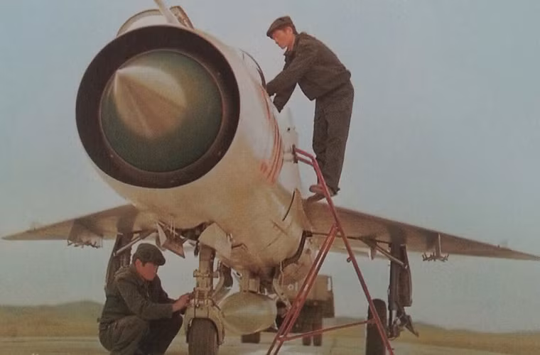 Trong 40 năm tồn tại với tên gọi "Không quân Nhân dân Mông Cổ", lực lượng này được Liên Xô trang bị tổng cộng 150 chiếc máy bay chiến đấu. Tuy nhiên, trong số đó chỉ có 42 chiếc tiêm kích MiG-21 là hiện đại nhất. Nguồn ảnh: Sina