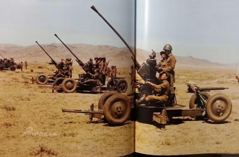 Các khẩu đội pháo phòng không 37mm của Mông Cổ diễn tập chiến đấu. Nguồn ảnh: Sina