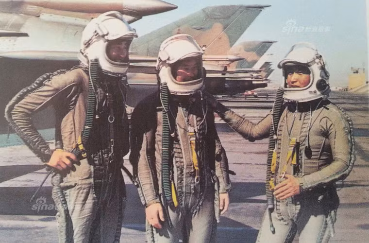 Các phi công MiG-21MF của Mông Cổ với bộ trang phục bay nhìn như phi hành gia vũ trụ. Nguồn ảnh: Sina