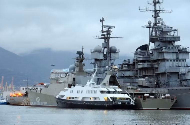 Theo các nguồn tin, tàu hộ vệ Gepard 487 đang trải qua các thử nghiệm cấp nhà máy trong khi 486 (chiếc Gepard 3.9 thứ 3) đang thực hiện thử nghiệm cấp nhà nước. Như vậy, nhiều khả năng, chiếc Gepard 486 sẽ hoàn thành thử nghiệm xong trước 487 và được chuyển giao cho Việt Nam vào cuối năm nay. Trong khi đó, chiếc 487 có lẽ phải tới giữa năm sau mới được bàn giao. Nguồn ảnh: Sina