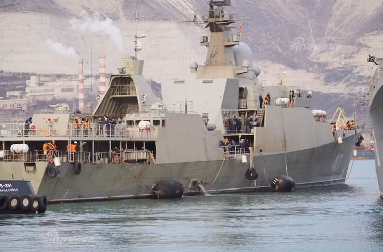 Dọc thân tàu được treo các phao cao su lớn để tránh va đập với thân tàu tuần dương Kutuzov. Nguồn ảnh: Sina