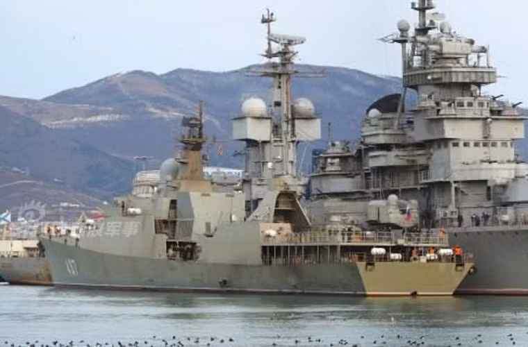 Với lượng giãn nước chỉ hơn 2.000 tấn, dài 104m, Gepard 3.9 trông bé hơn hẳn tuần dương hạm Kutuzov có lượng giãn nước toàn tải 16.640 tấn, dài 210m. Nguồn ảnh: Sina