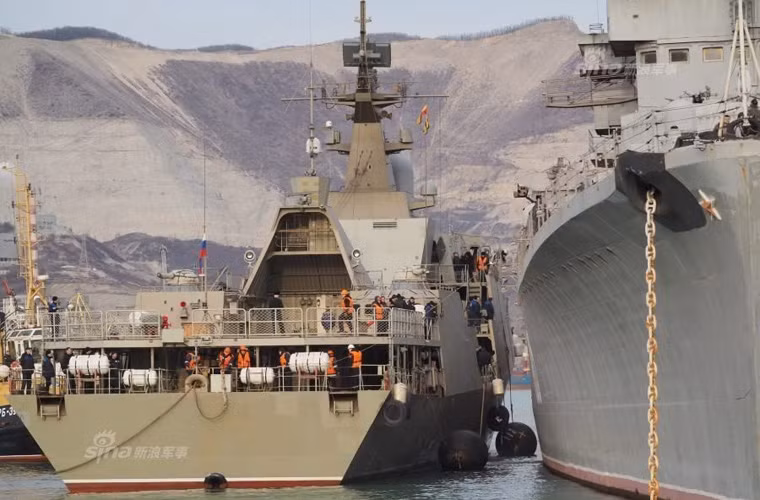 Hình ảnh chụp từ phía sau tàu hộ vệ tên lửa Gepard 3.9 phiên hiệu 487, có thể thấy cột buồm đuôi lõm sâu vào trong – thường dành để chứa trực thăng Ka-28 trong những chuyến đi biển xa. Nguồn ảnh: Sina