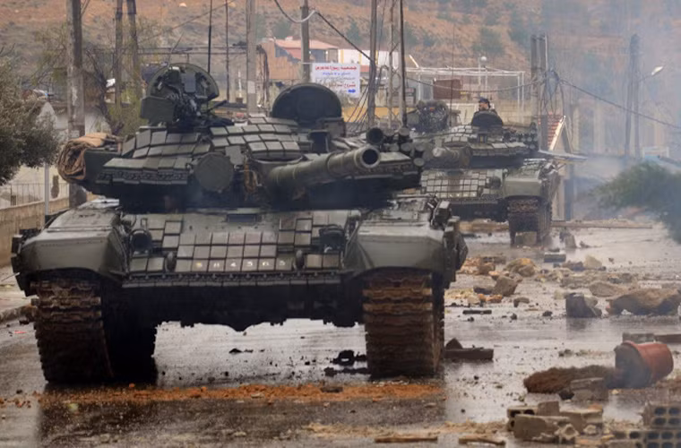 Đội hình xe tăng T-72B của Quân đội Syria “lạnh lùng” trên đường phố đổ nát. Nguồn ảnh: Oryx