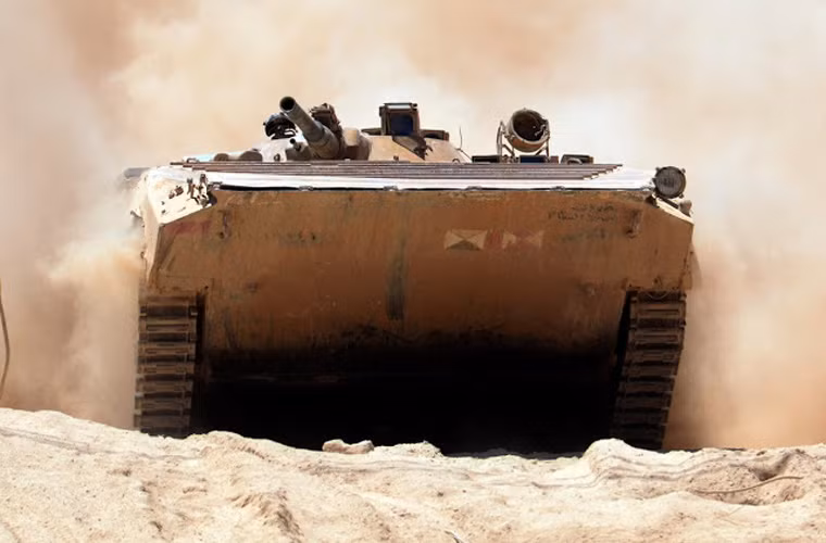 Xe chiến đấu bộ binh BMP-1 phi nước đại trên sa mạc. Nguồn ảnh: Oryx