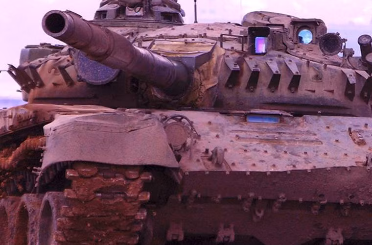 Chiếc T-72 tuy đã mất hết gạch ERA nhưng trông vẫn oai hùng nhờ các tay máy Quân đội Syria. Nguồn ảnh: Oryx