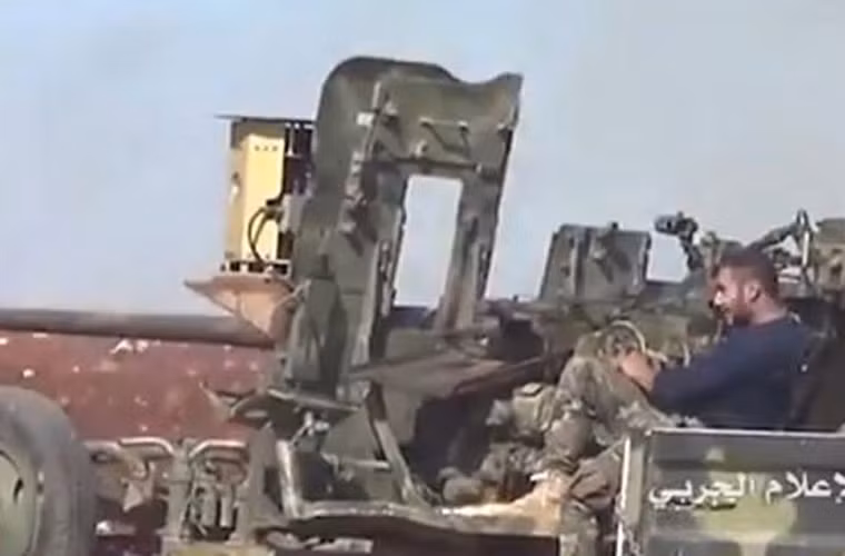 Đầu năm 2016, SSRC đã triển khai đợt đầu hệ thống gây nhiễu hồng ngoại Sarab-1 (Mirage) trên một số xe tăng T-62 và các khẩu pháo gần Latakia. Hệ thống này sử dụng đèn LED hồng ngoại mạnh gây nhiễu tín hiệu dẫn đường thế hệ tên lửa chống tăng dẫn đường bán tự động (SACLOS). Hệ thống Sarab-1 được lắp bộ pin có thể duy trì hoạt động trong 6 tiếng liên tục. Sarab-1 đã được SSRC thử nghiệm thành công chống tên lửa chống tăng TOW (mà tình báo Syria mua được từ Quân đội Syria Tự do (FSA)). Trong ảnh, hệ thống gây nhiễu Sarab do SSRC phát triển được triển khai thử nghiệm lên khẩu pháo phòng không 85mm. Nguồn ảnh: Defense-update