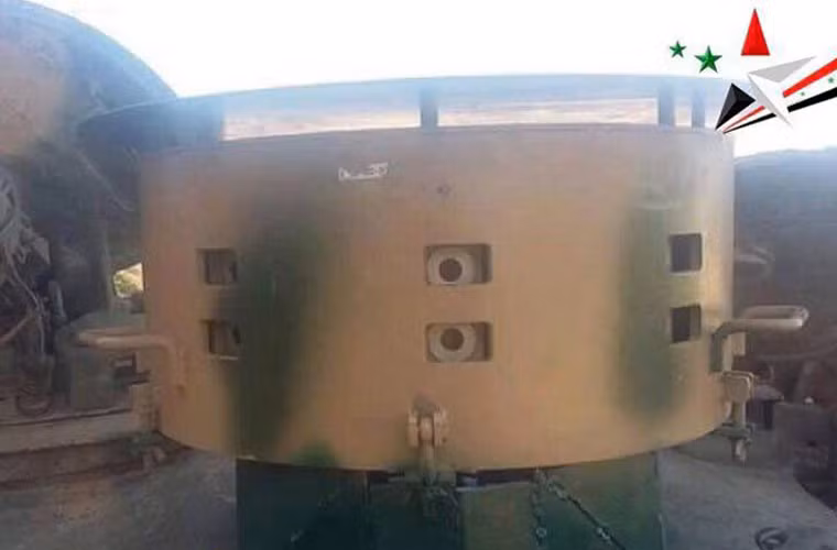 Tiếp nối thành công của Sarab-1, cuối năm 2016 SSRC chuyển giao cho các đơn vị chiến đấu hệ thống gây nhiễu Sarab-2 hoàn thiện hơn với một lớp vỏ bọc bảo vệ bên ngoài. Cũng như phiên bản đầu tiên, Sarab-2 chỉ có khả năng bảo vệ phạm vị 180 độ, tuy nhiên pin năng lượng được cải tiến tăng thời gian hoạt động lên 10 tiếng cũng như giảm đáng kể mức tiêu thụ điện năng. Nguồn ảnh: Defense-update