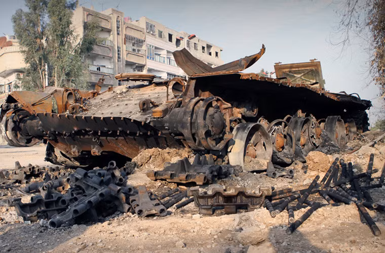 ERA là loại giáp bị động – nếu bị trúng nhiều phát đạn những viên gạch ERA sẽ mất dần và để lộ giáp chính. Ảnh: Một chiếc T-72 bị phá nát sau khi mất sạch ERA. Nguồn ảnh: Free1Designer